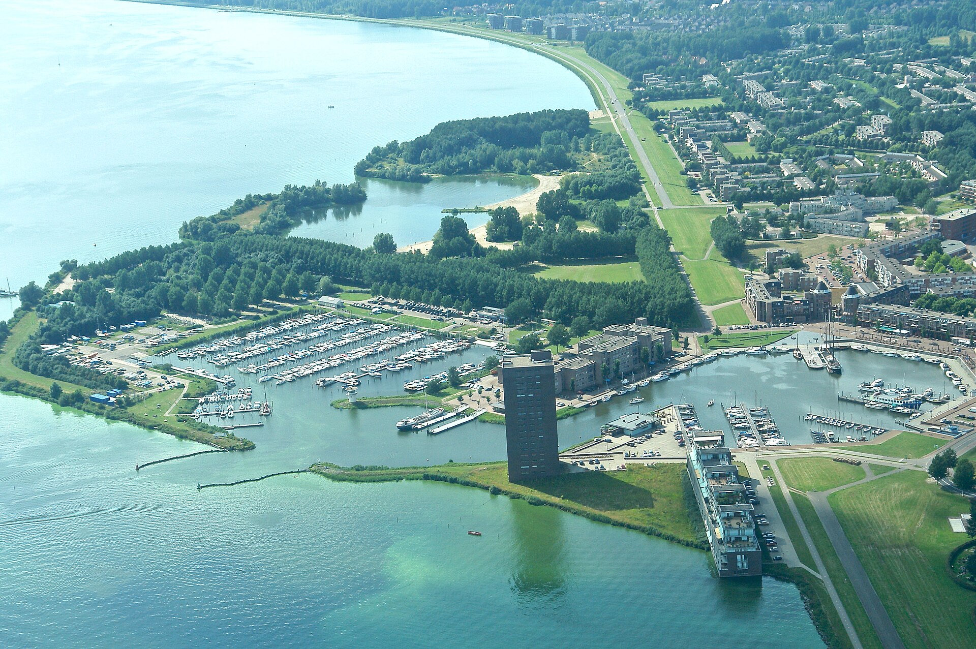De havenkom en woningen van Almere Haven