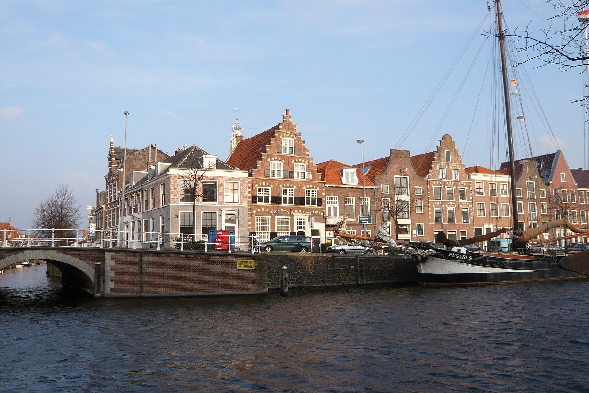 Het Spaarne en de historische gevels van Haarlem